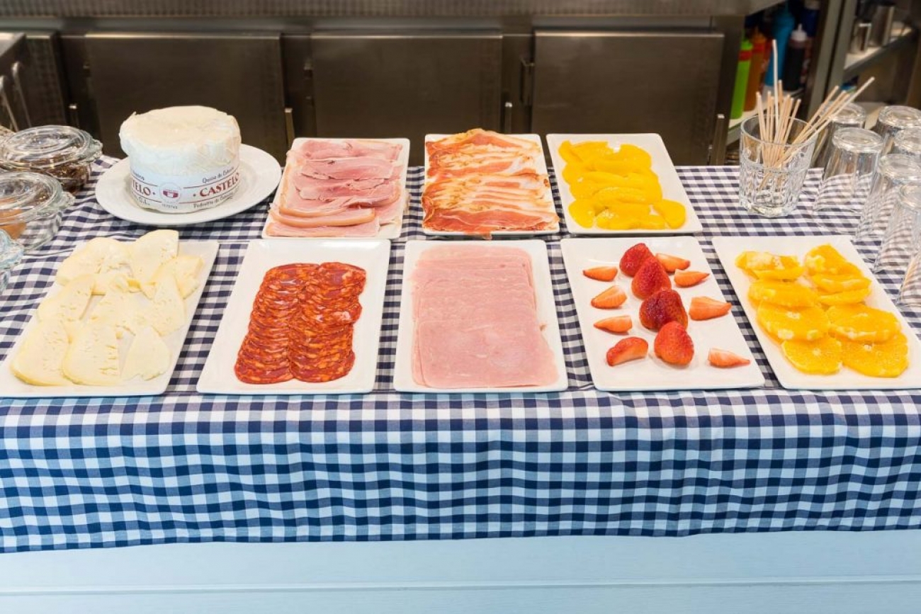 Variado de fruta, embutido, queso, zumos