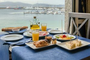 desayuna con con increíbles vistas al mar