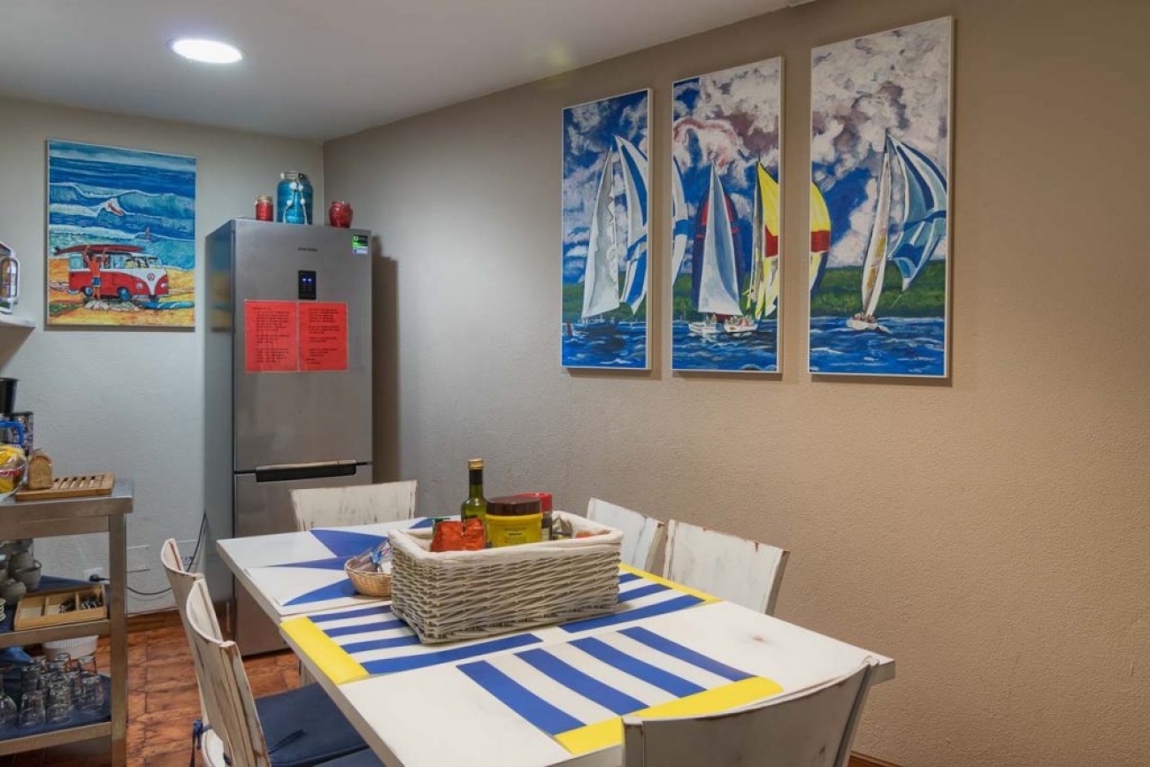 Espacio común habilitado para uso exclusivo del cliente. Donde preparar desayunos, meriendas y bebidas frías.