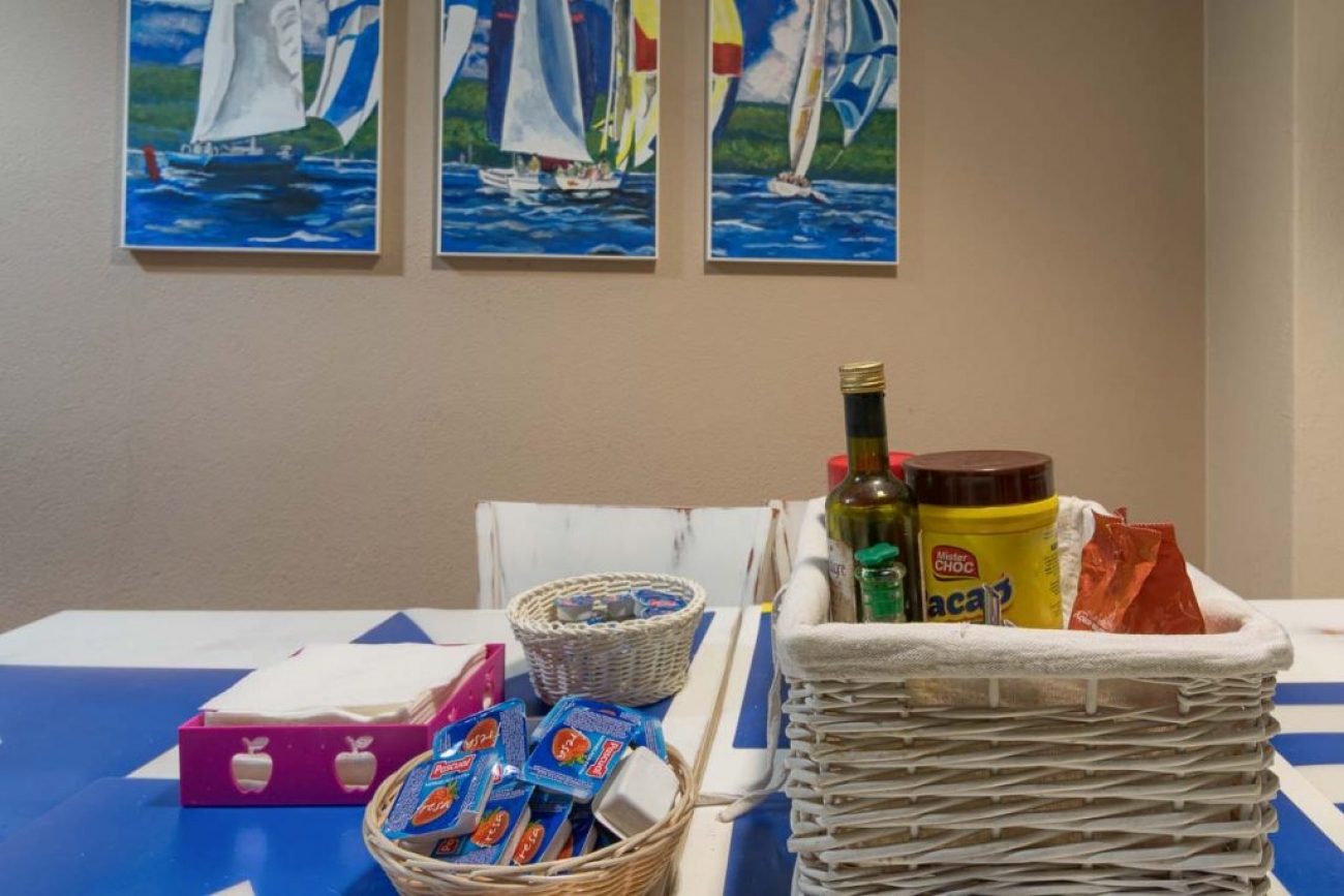 Espacio común habilitado para uso exclusivo del cliente. Donde preparar desayunos, meriendas y bebidas frías.